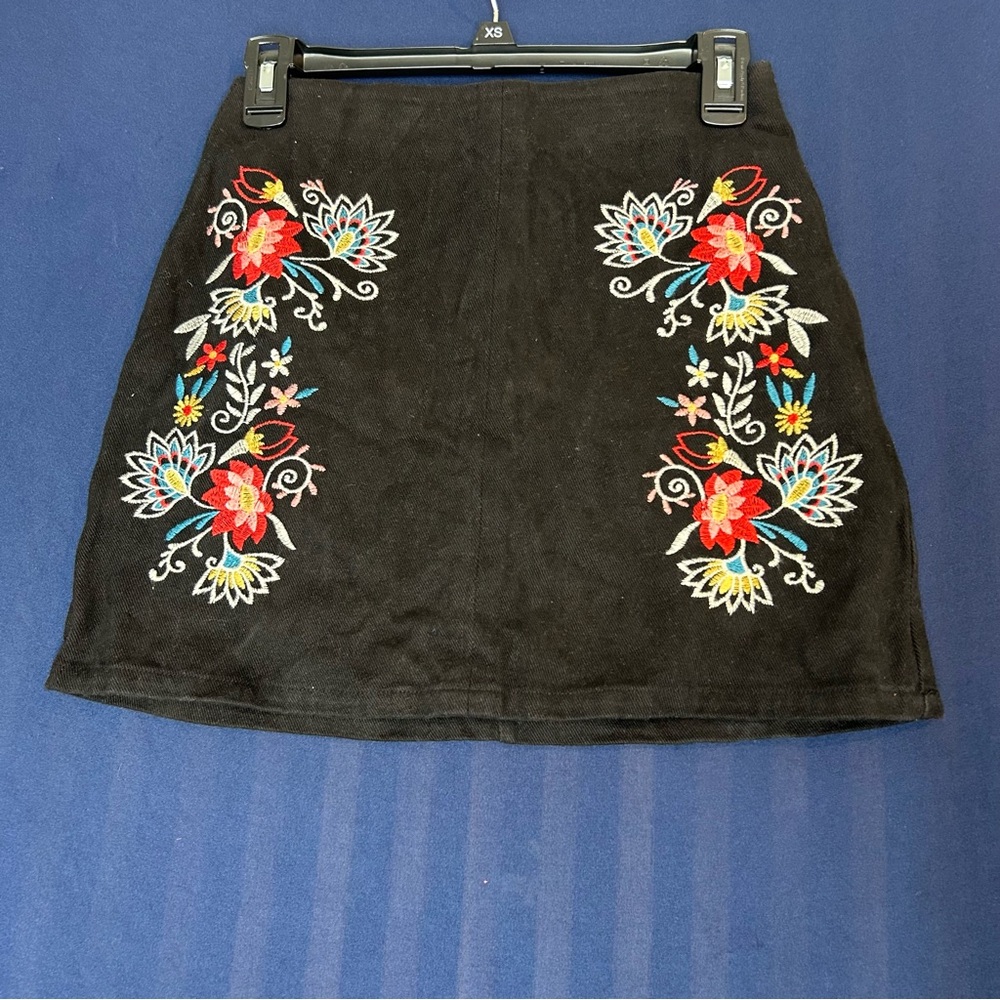 Mi Ami Brand Floral Embroidered‎ Black Skirt In A Woman's Size XS